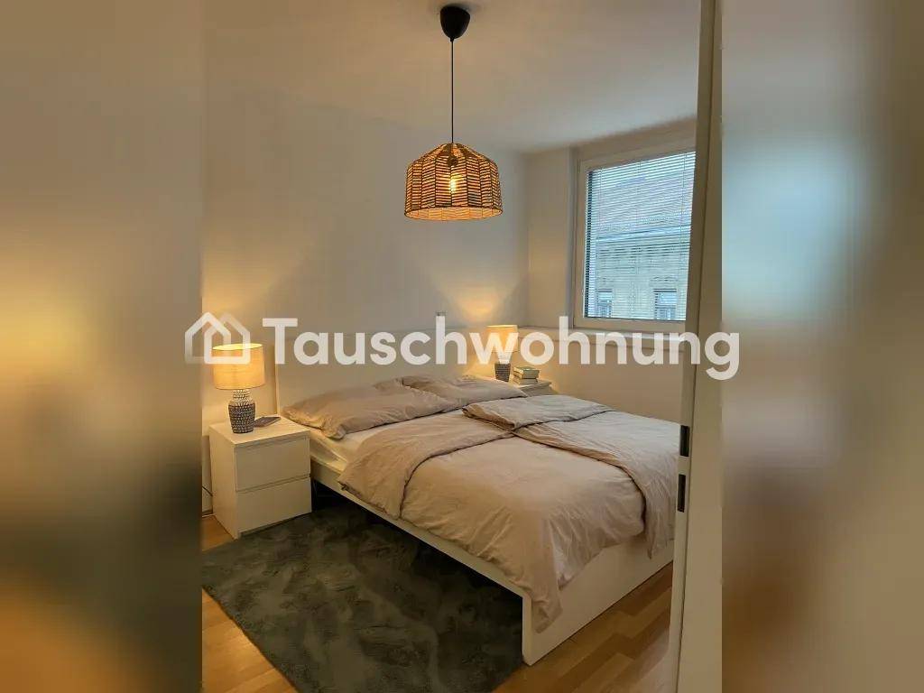 Gemütliches Schlafzimmer mit Doppelbett, Nachttischen und einem Fenster mit Jalousien.
