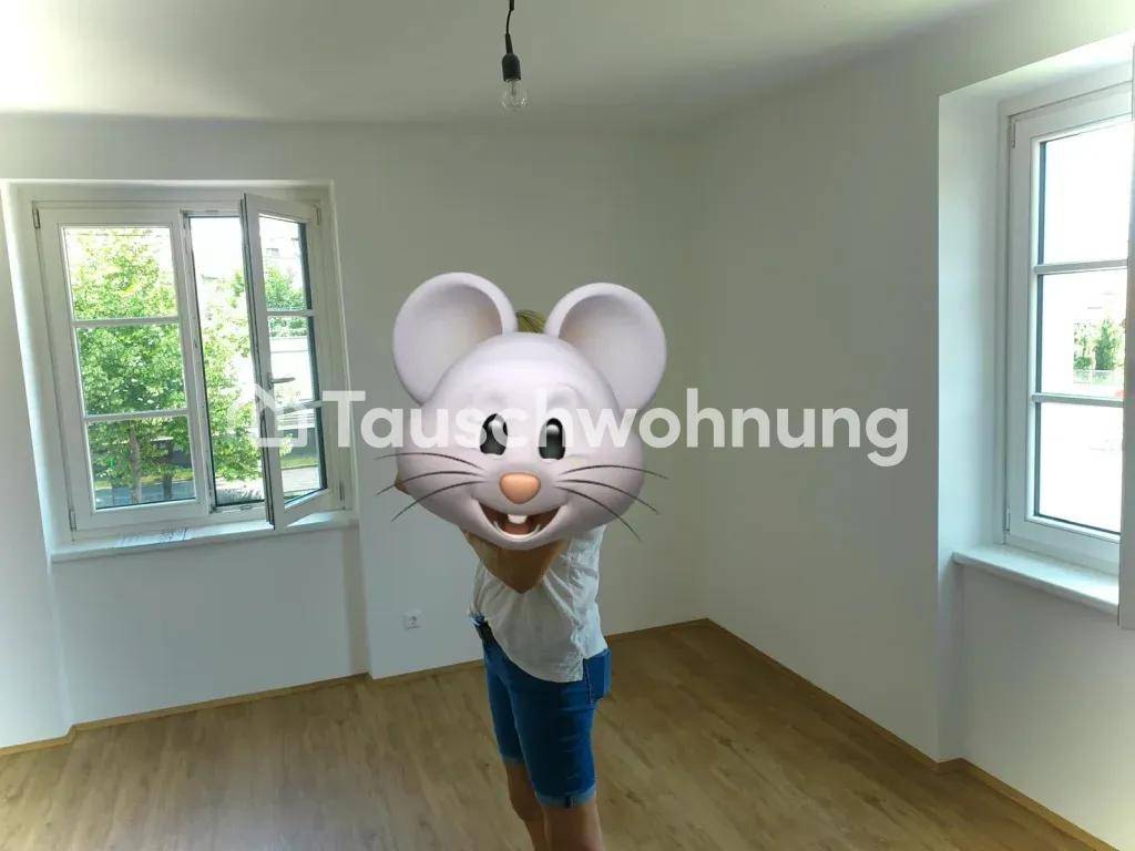 Geräumiger, heller Raum mit Laminatboden und großen Fenstern, ideal für verschiedene Nutzungen.