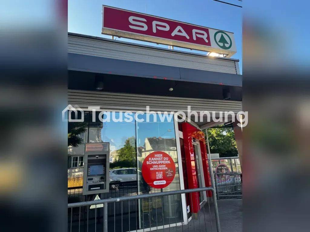 Eingangsbereich des SPAR Supermarktes mit Geldautomat, bequem zu Fuß erreichbar für tägliche Einkäufe.