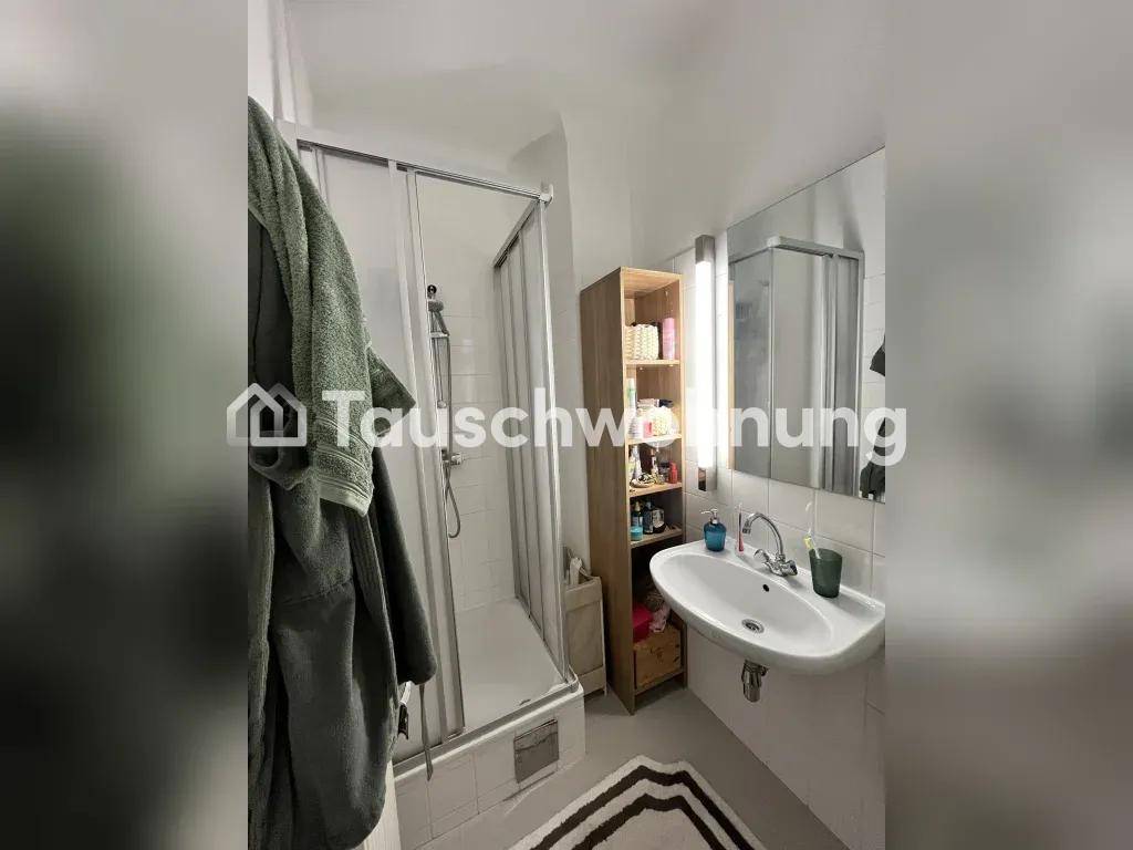 Badezimmer mit Duschkabine, Waschbecken und Spiegelschrank.