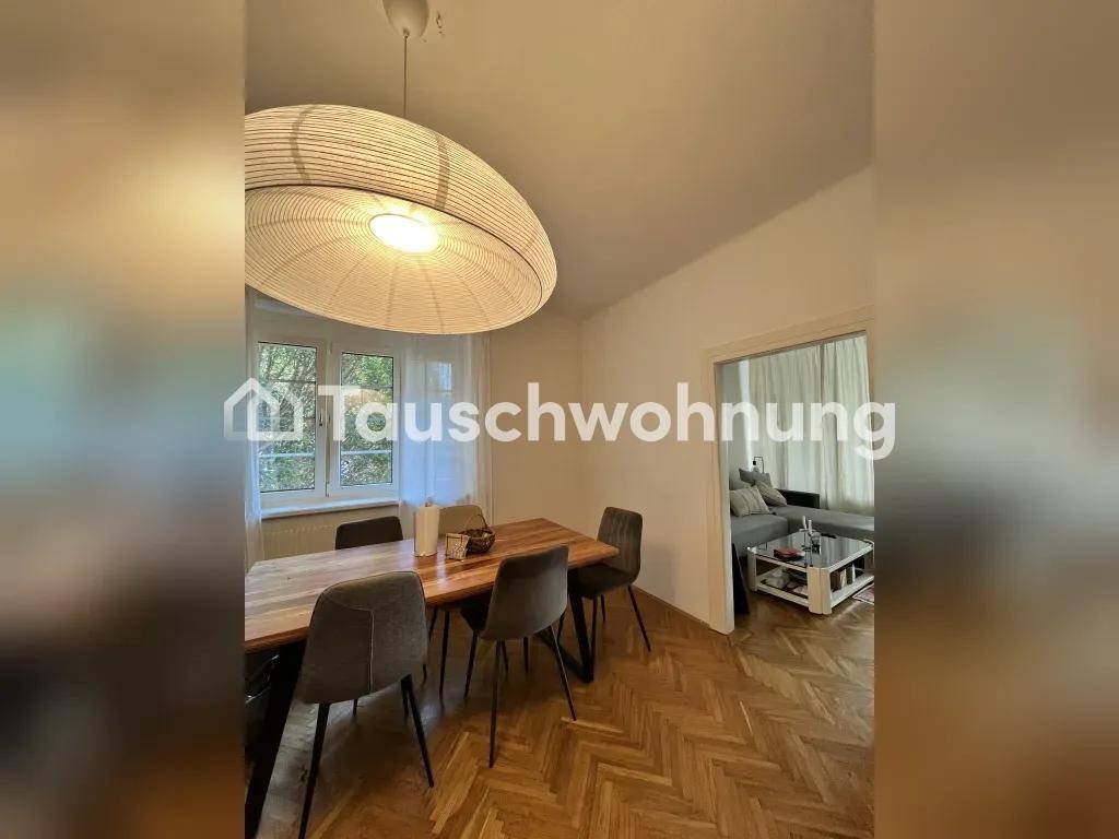 Essbereich mit Holztisch, modernen Stühlen und direktem Zugang zum Wohnzimmer.