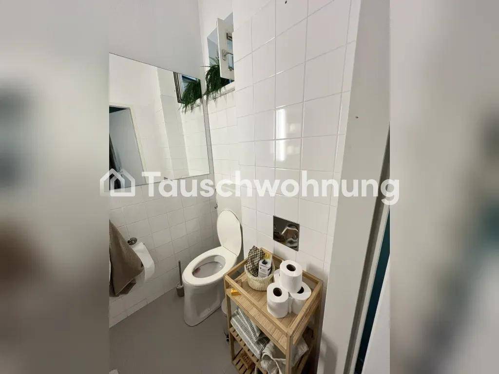 Separates WC mit Toilette und Ablagemöglichkeit.