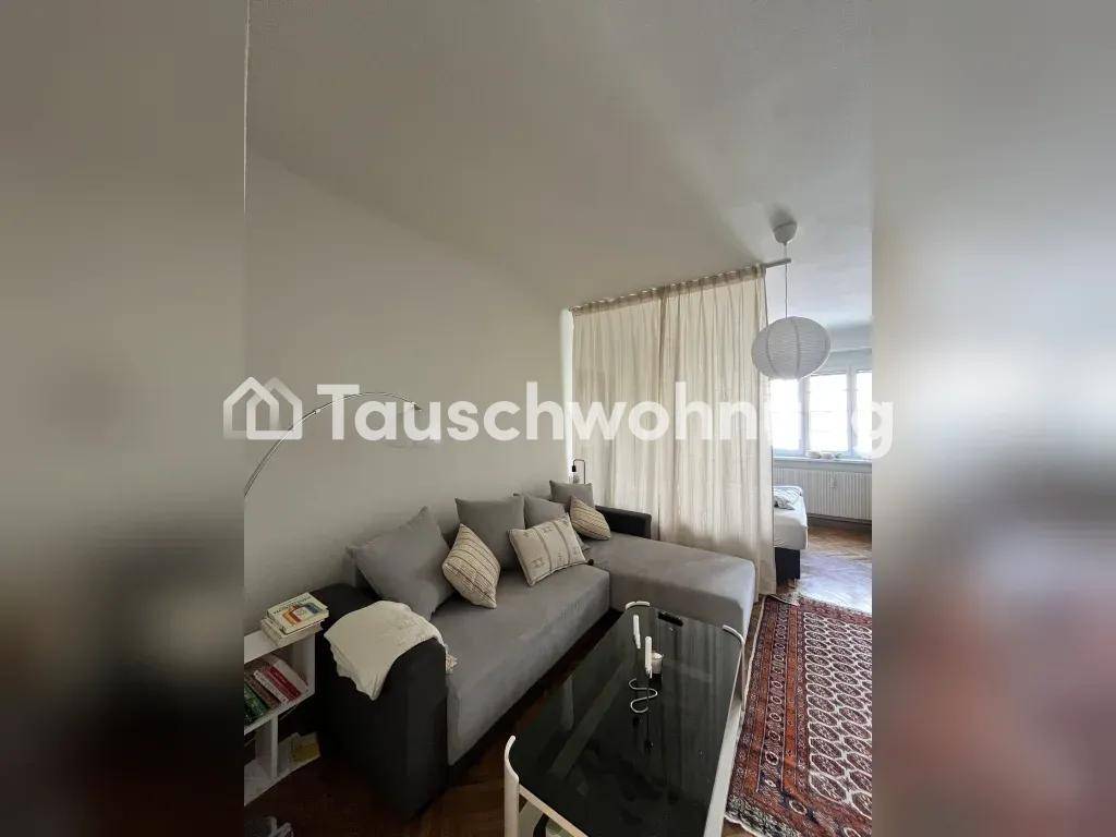 Wohnbereich mit bequemer Couch, Couchtisch und Blick auf den angrenzenden Raum.