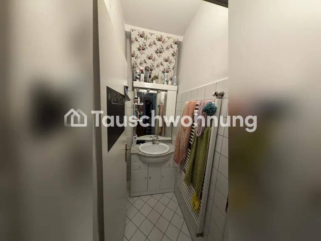 Badezimmer mit Waschbecken, Spiegelschrank und Fliesen an Wänden und Boden.