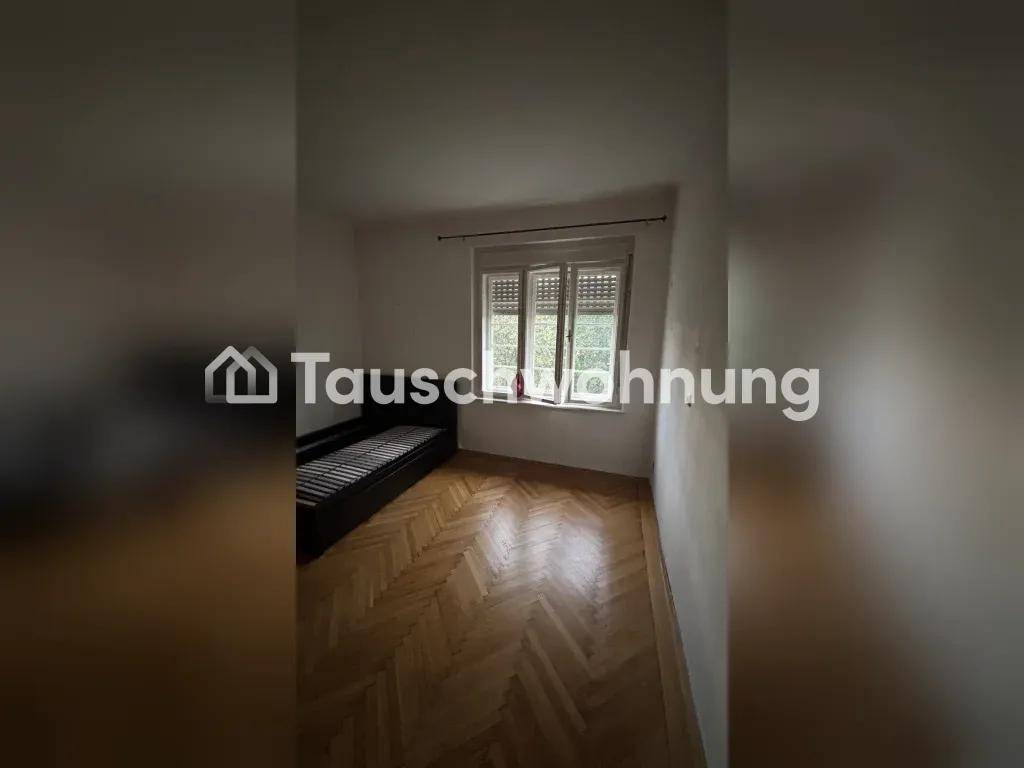 Helles Zimmer mit Fischgrätparkettboden, einem Bettgestell und Fenster mit Jalousien.