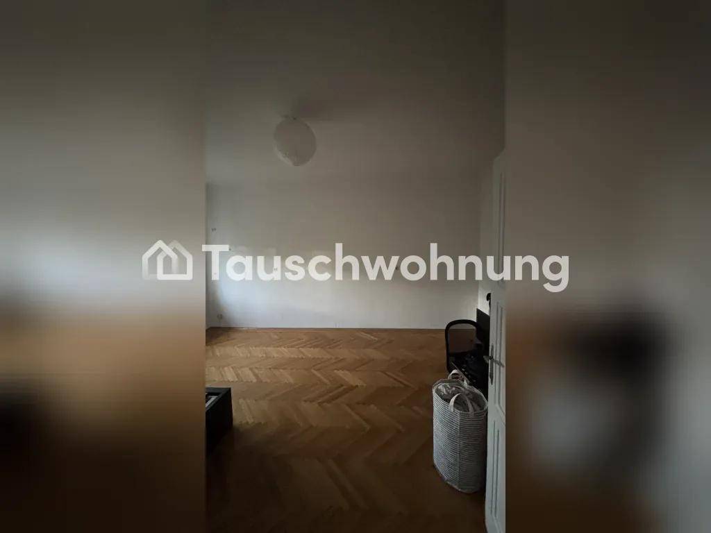 Leerer Raum mit hellem Fischgrätparkettboden und weißen Wänden, bereit zur Einrichtung.