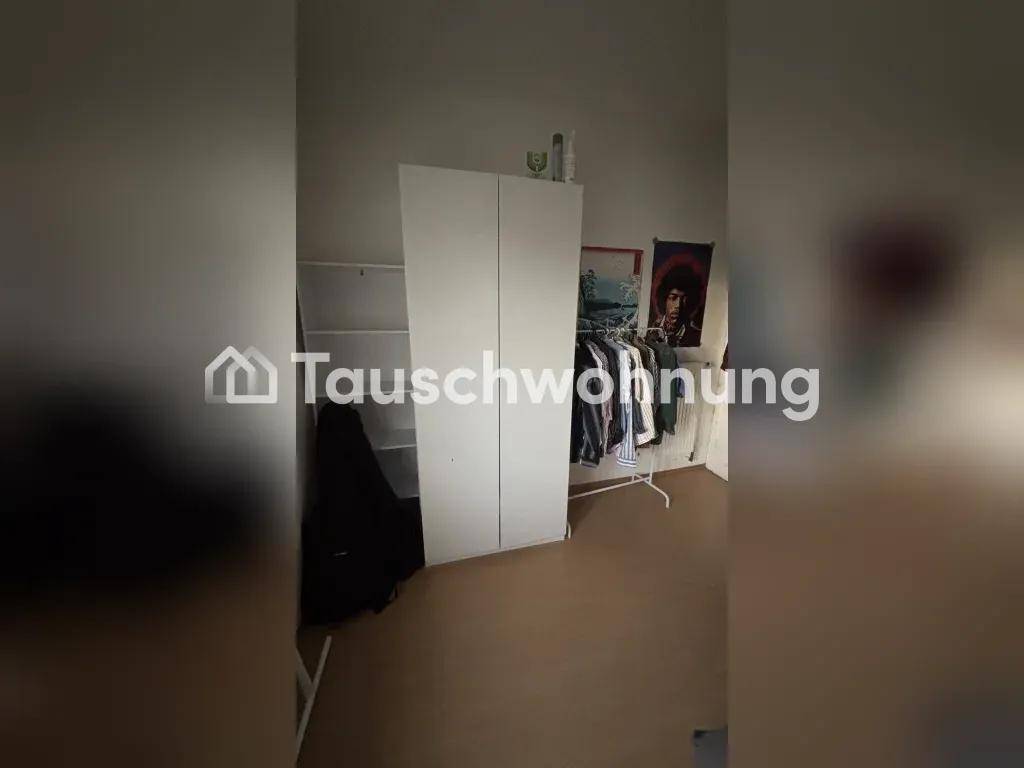 Bereich im Schlafzimmer mit weißem Kleiderschrank und einem Wäscheständer für Kleidung.