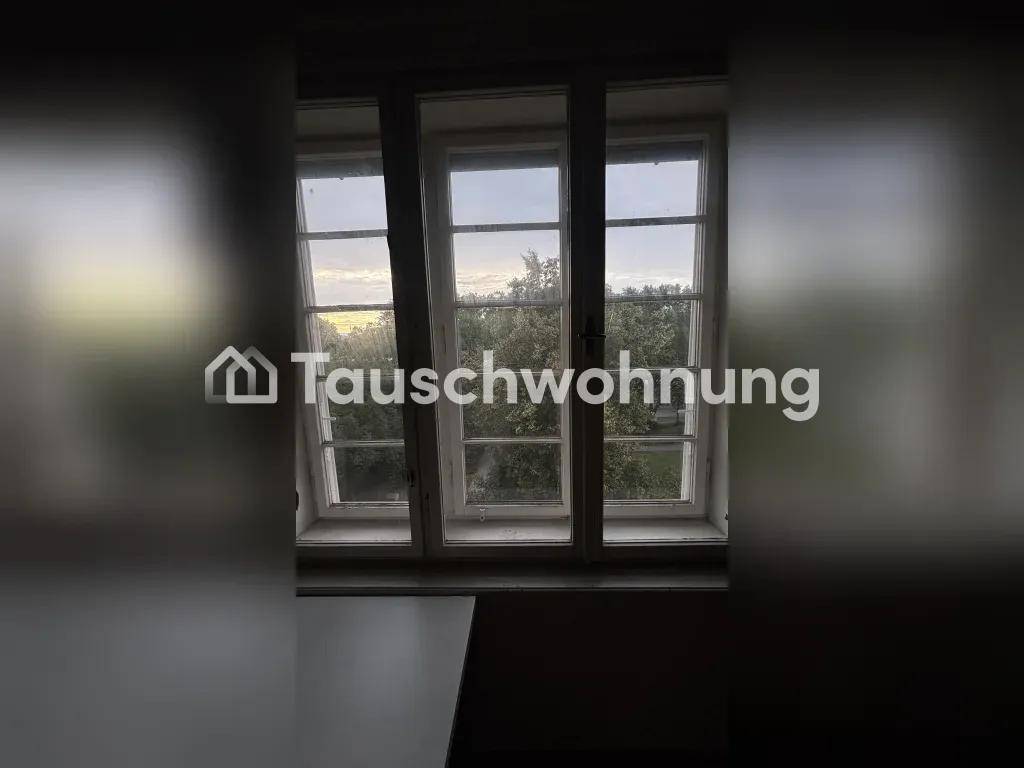 Fenster mit Blick auf grüne Bäume und den Himmel, das Tageslicht hereinlässt.