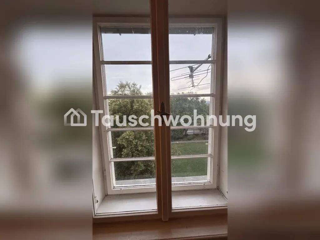 Großes Fenster mit Ausblick auf Bäume und den Außenbereich, das viel Licht spendet.