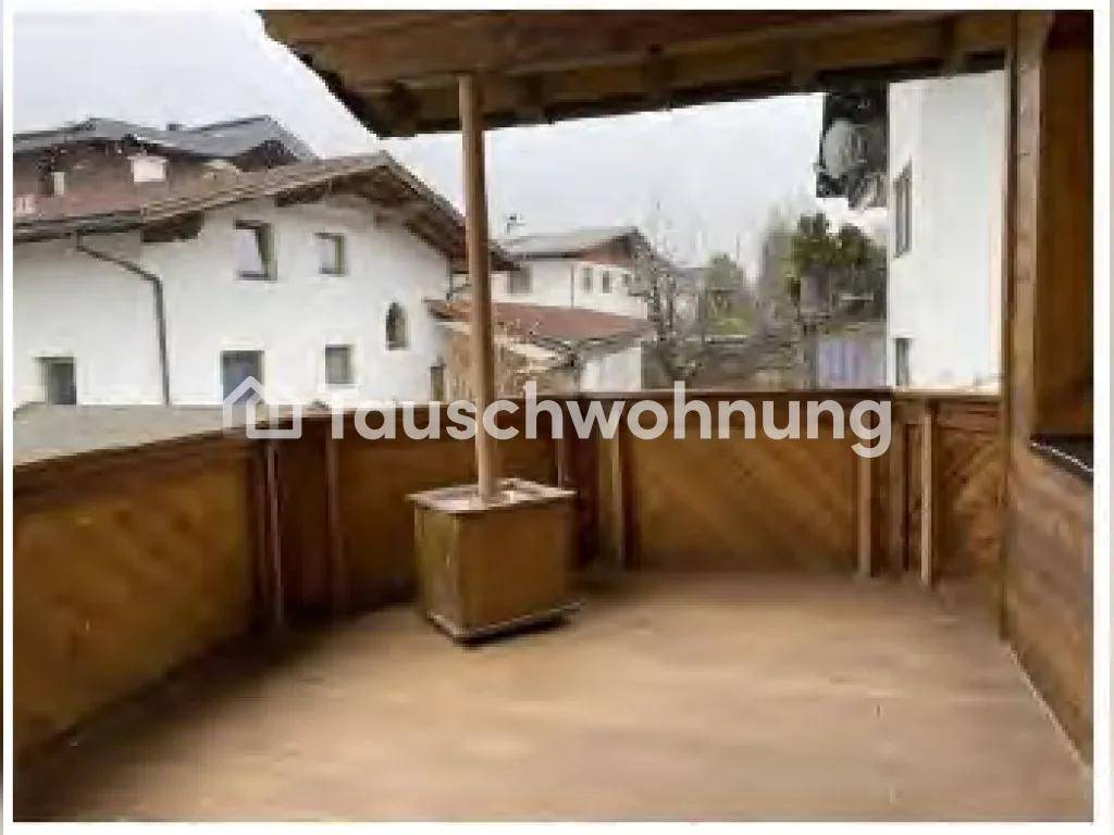 Geräumiger Balkon mit Holzverkleidung und Blick auf die umliegenden Häuser.