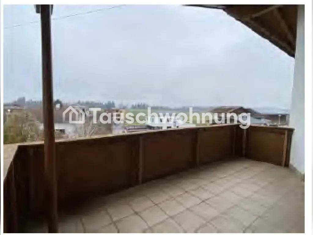 Balkon mit Holzboden und weitem Blick über die Landschaft.