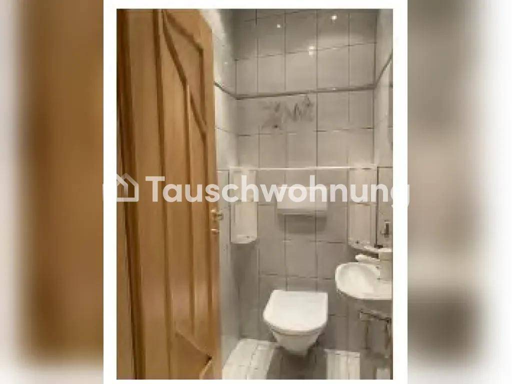 Kleines Gäste-WC mit wandhängender Toilette und Handwaschbecken.