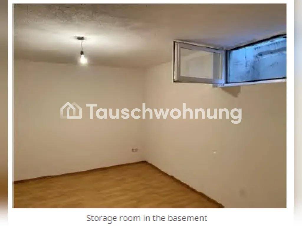 Abstellraum im Keller mit Laminatboden und einem kleinen Fenster.