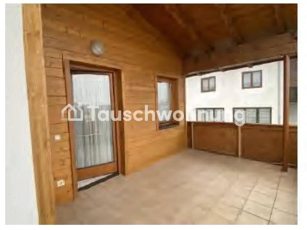 Überdachter Balkon mit Holzverkleidung, Fliesenboden und Zugang zum Innenbereich.