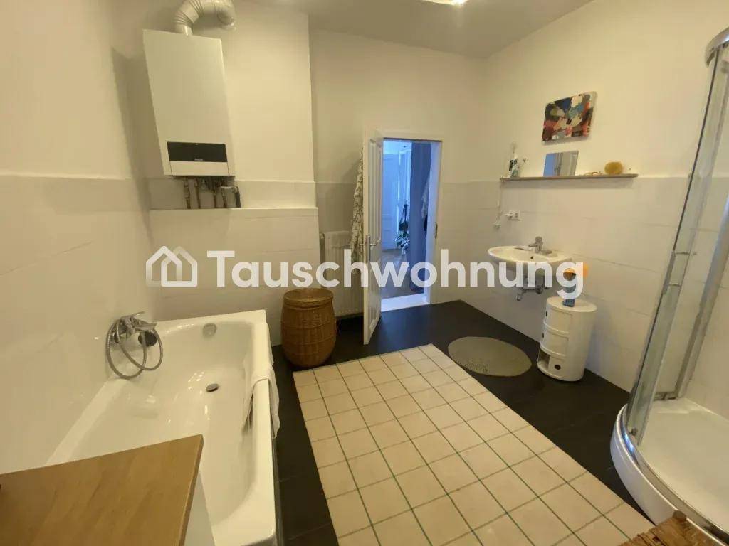 Badezimmer mit Badewanne, Duschkabine, Waschbecken und Gastherme.