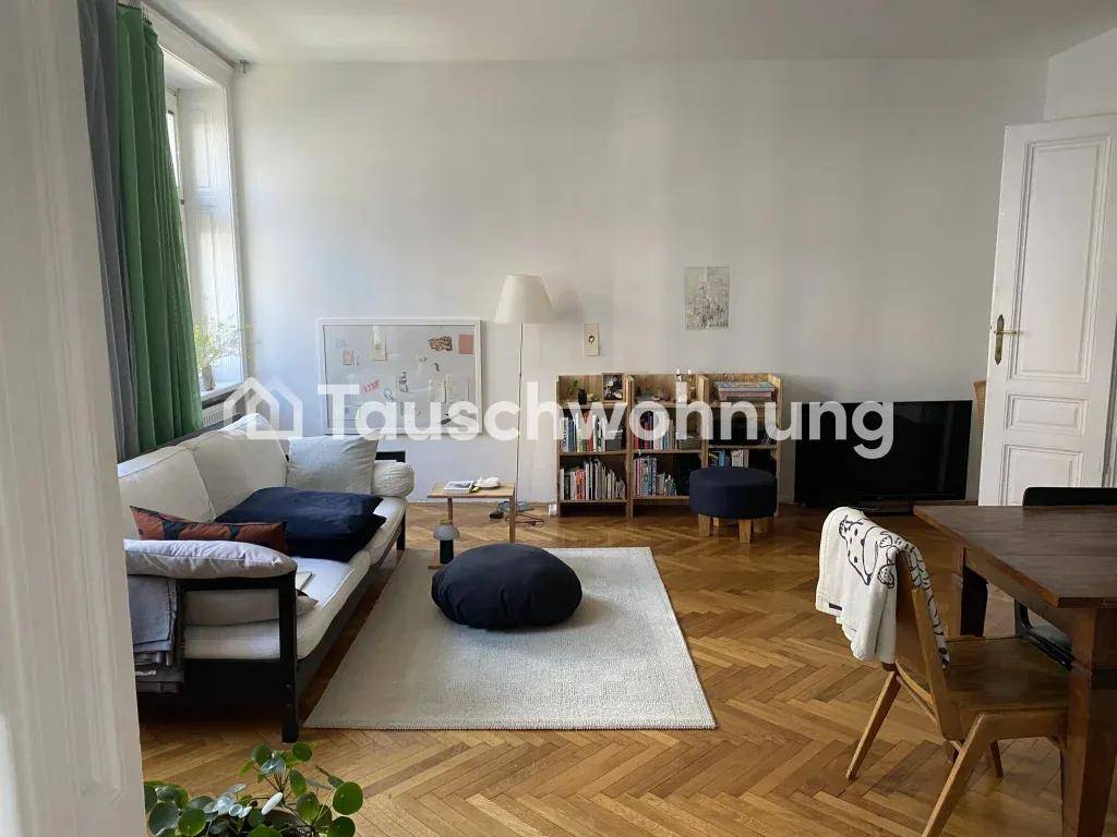 Geräumiger Wohnbereich mit Sofa, Bücherregal und Essbereich, ideal für geselliges Beisammensein.