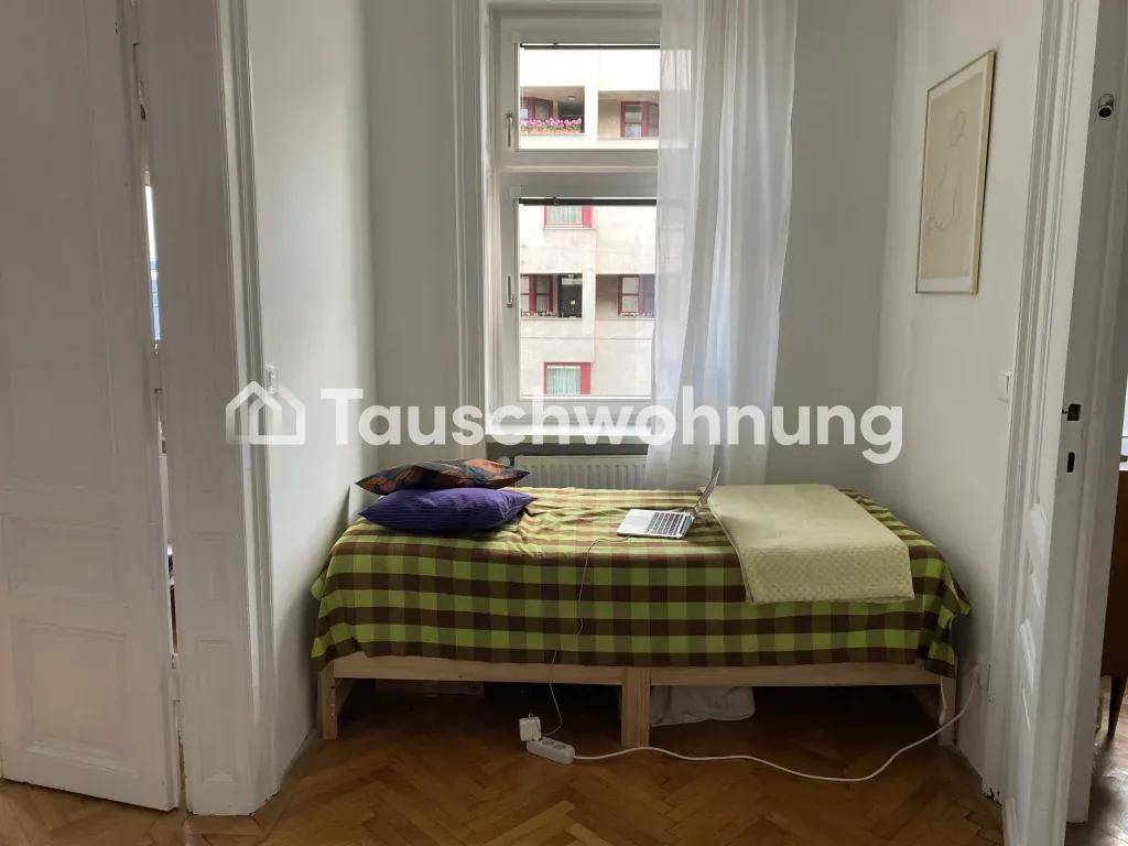 Gemütliches Schlafzimmer mit Einzelbett, Fenster und Blick auf die umliegenden Gebäude.