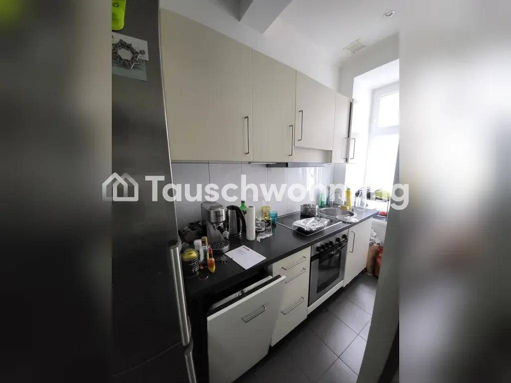 Funktionale Küche mit hellen Schränken, Spüle, Herd, Geschirrspüler und Fenster.