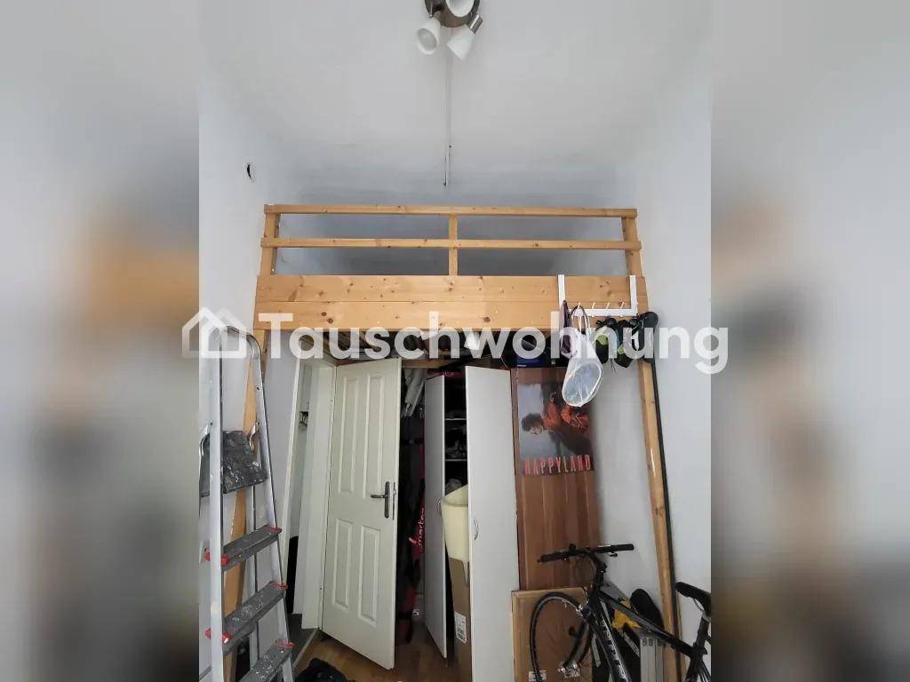 Zimmer mit Hochbett aus Holz, hohen Decken und Stauraum unter der Schlafebene.