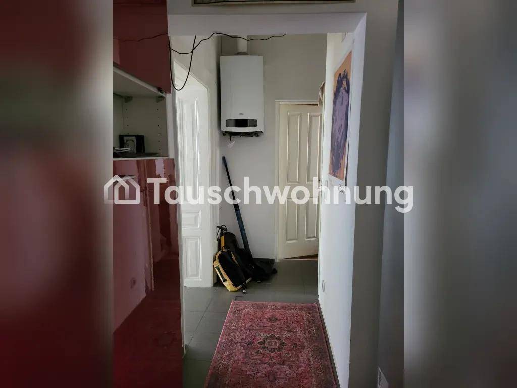 Flur mit Gastherme an der Wand, einer Tür und einem roten Schrank.
