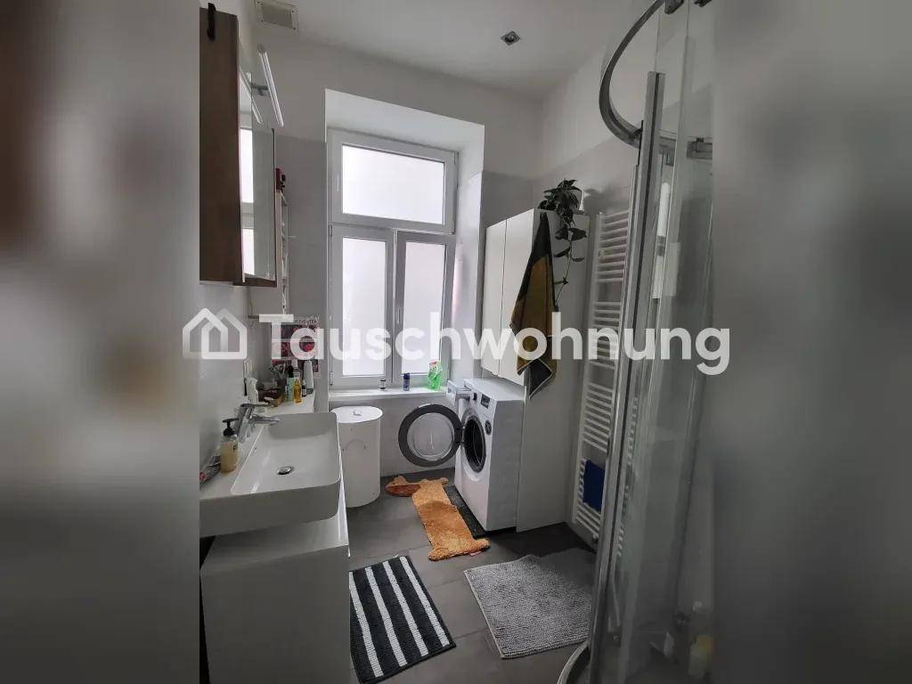Modernes Badezimmer mit Dusche, Waschbecken, Waschmaschine und Fenster für Tageslicht.