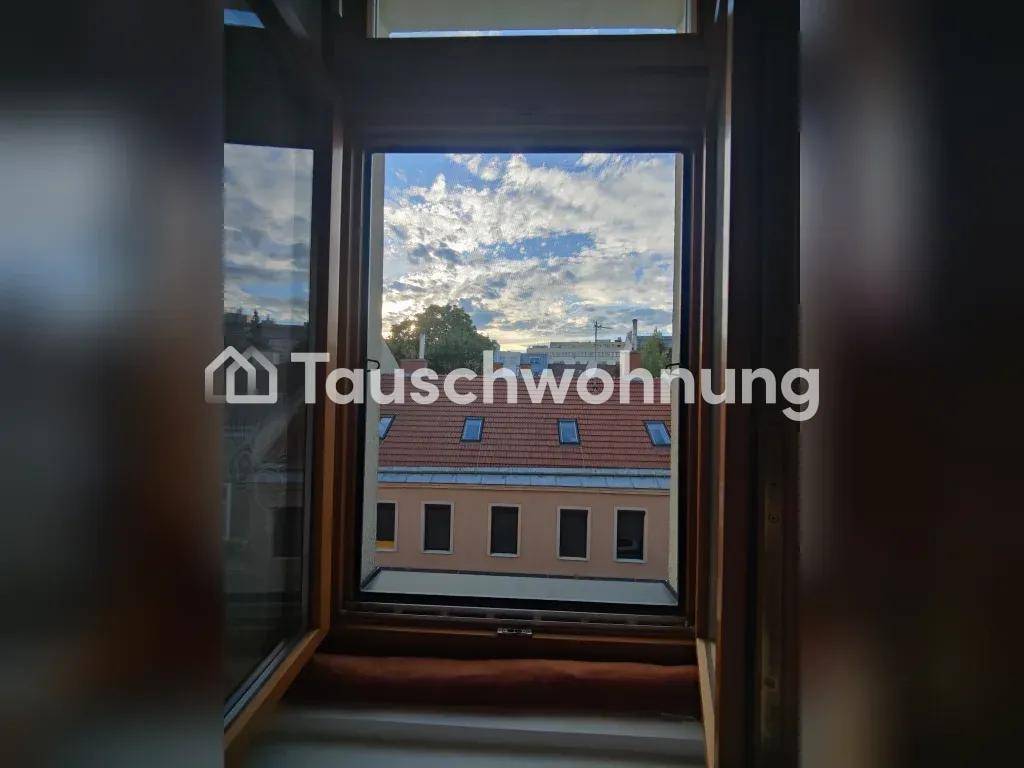 Blick aus dem Fenster auf Dächer und den Himmel, mit einer weiten Aussicht.