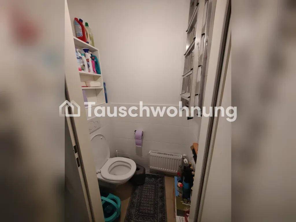 Kleines separates WC mit Toilette und Heizkörper, einfacher und funktionaler Raum.