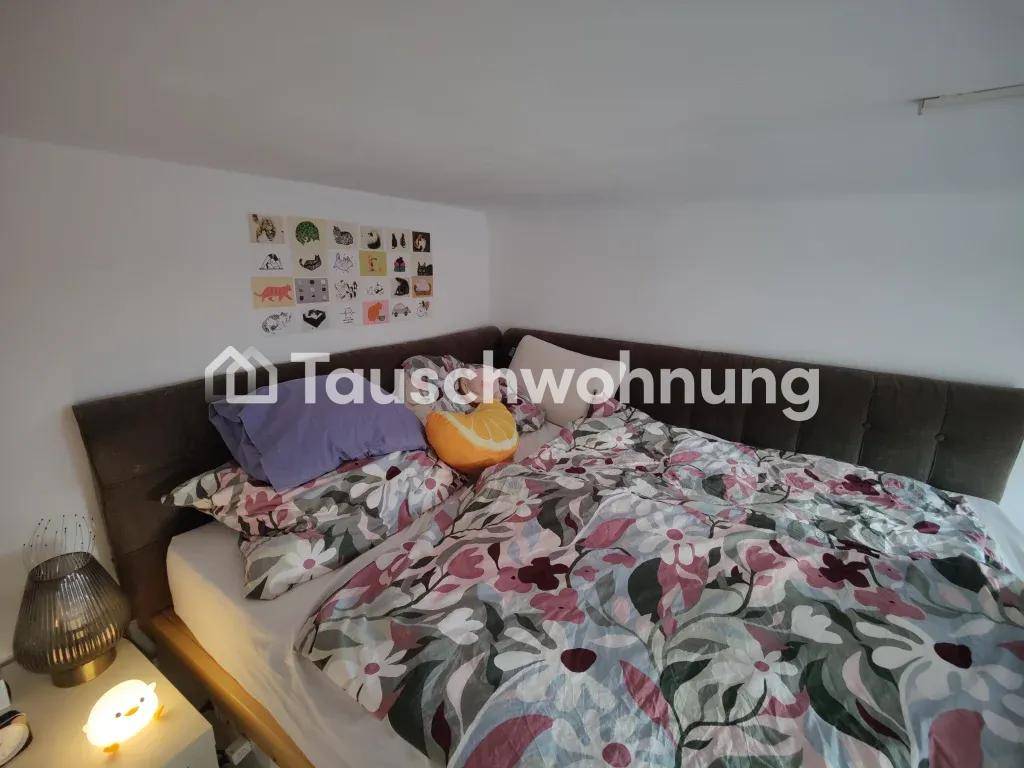 Gemütliches Hochbett mit floraler Bettwäsche, bietet eine komfortable Schlafgelegenheit.