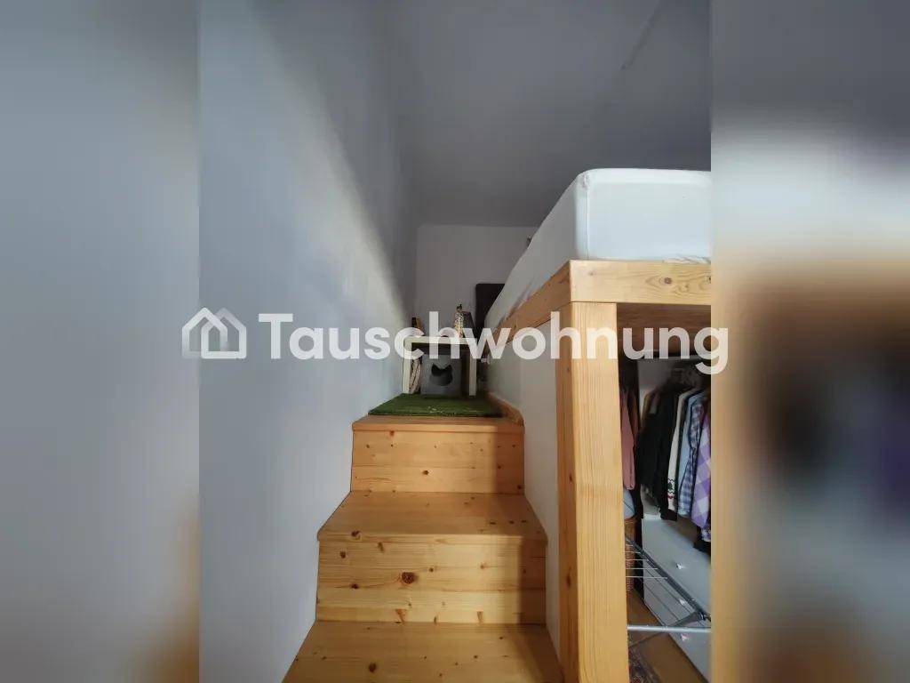 Holztreppe führt zum Hochbett, das eine gemütliche Schlafgelegenheit bietet.