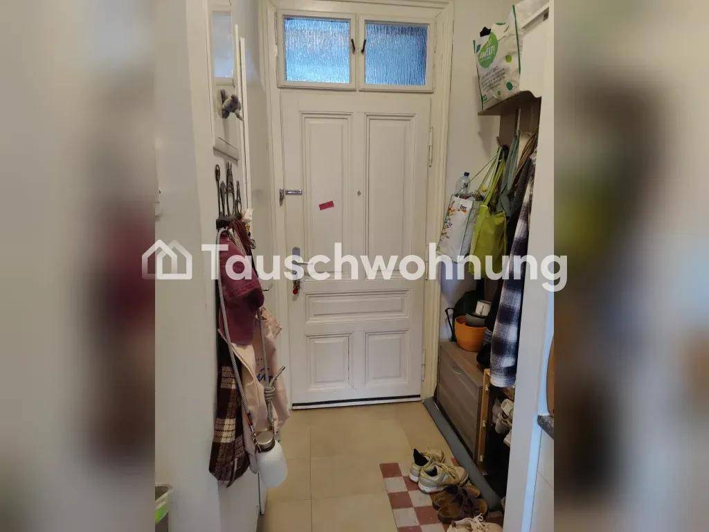 Eingangsbereich mit weißer Haustür, Garderobe und Stauraum, funktional gestaltet.