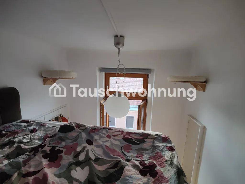 Hochbett mit Fensterblick, das viel natürliches Licht in den Raum lässt.