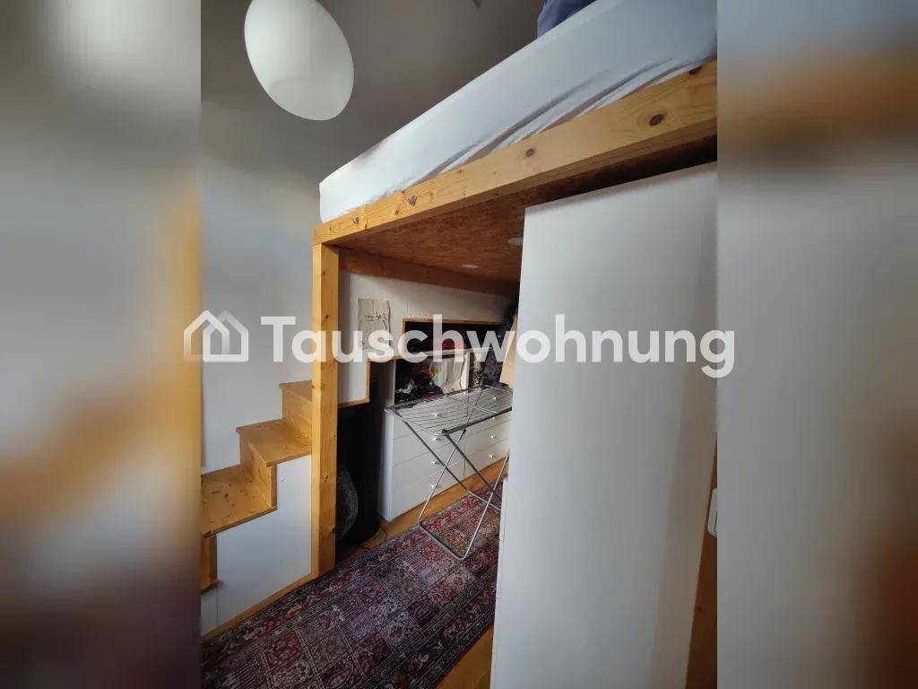 Hochbettkonstruktion mit Holztreppe, darunter befindet sich ein praktischer Stauraum.