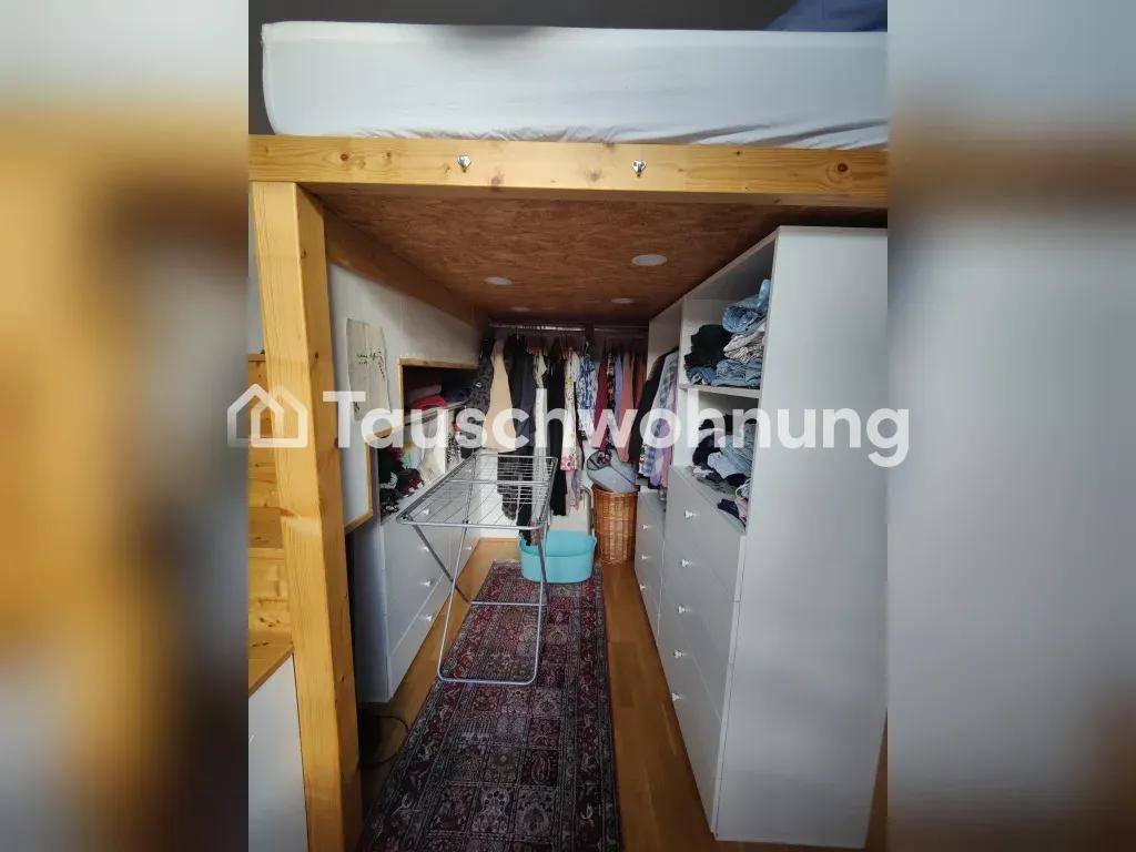 Bereich unter dem Hochbett, genutzt als begehbarer Kleiderschrank mit viel Stauraum.