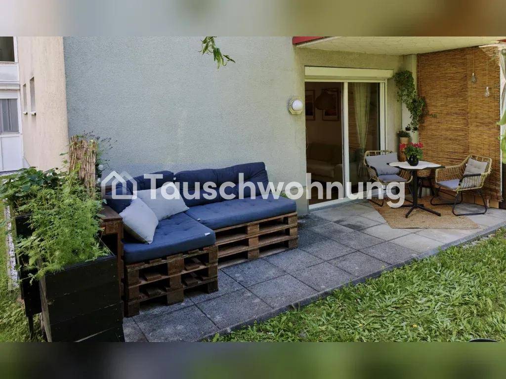 Gemütliche Terrasse mit Palettenmöbeln und direktem Zugang zum Garten.