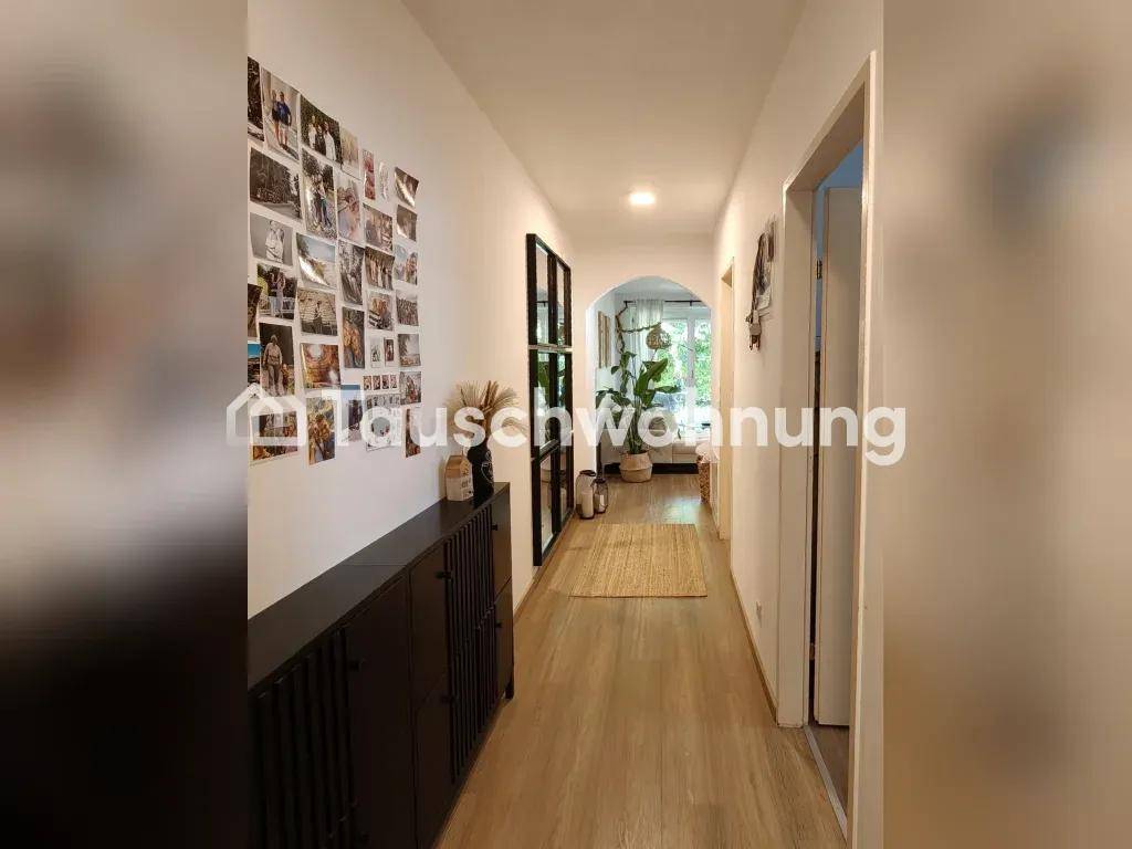 Langer, heller Flur mit Holzboden und dekorativer Wandgestaltung.