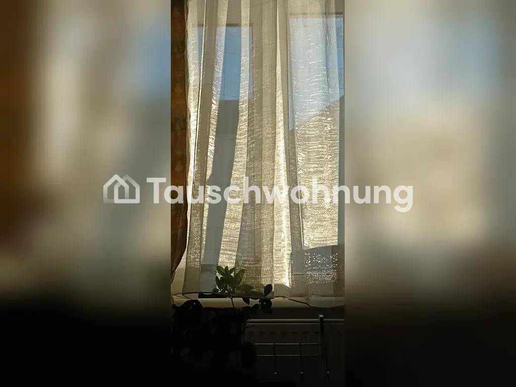 Sonnenlicht fällt durch helle Vorhänge auf eine Fensterbank mit einer kleinen Pflanze.