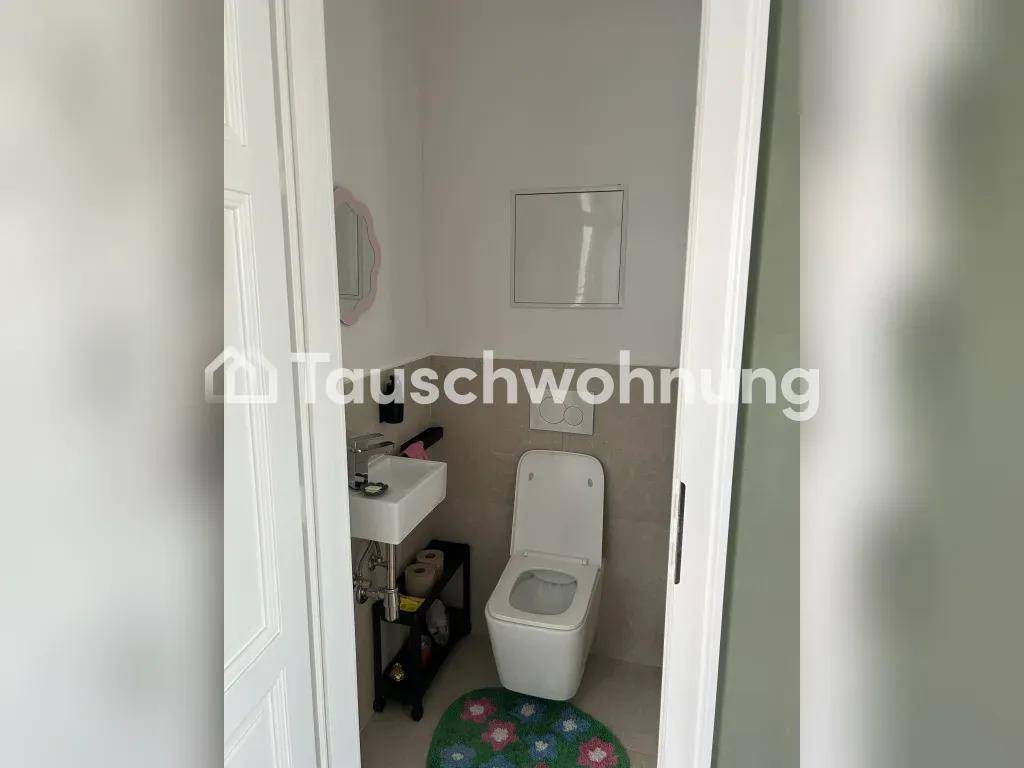 Kleines Gäste-WC mit wandhängendem WC und Handwaschbecken.