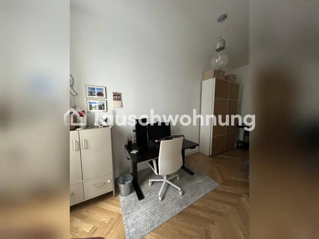Funktionales Arbeitszimmer mit Schreibtisch, Bürostuhl und Stauraum.