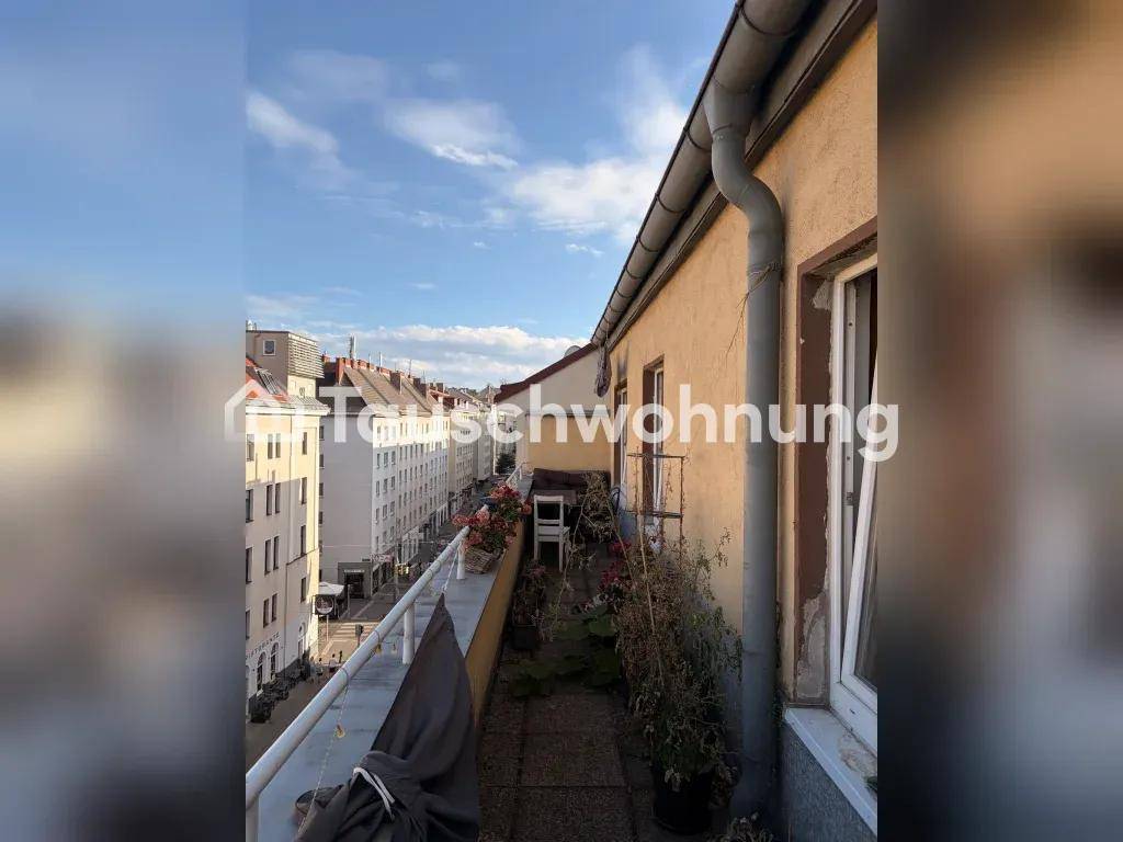 Balkon mit Blick auf die Stadtstraße und Topfpflanzen, ideal für entspannte Stunden.