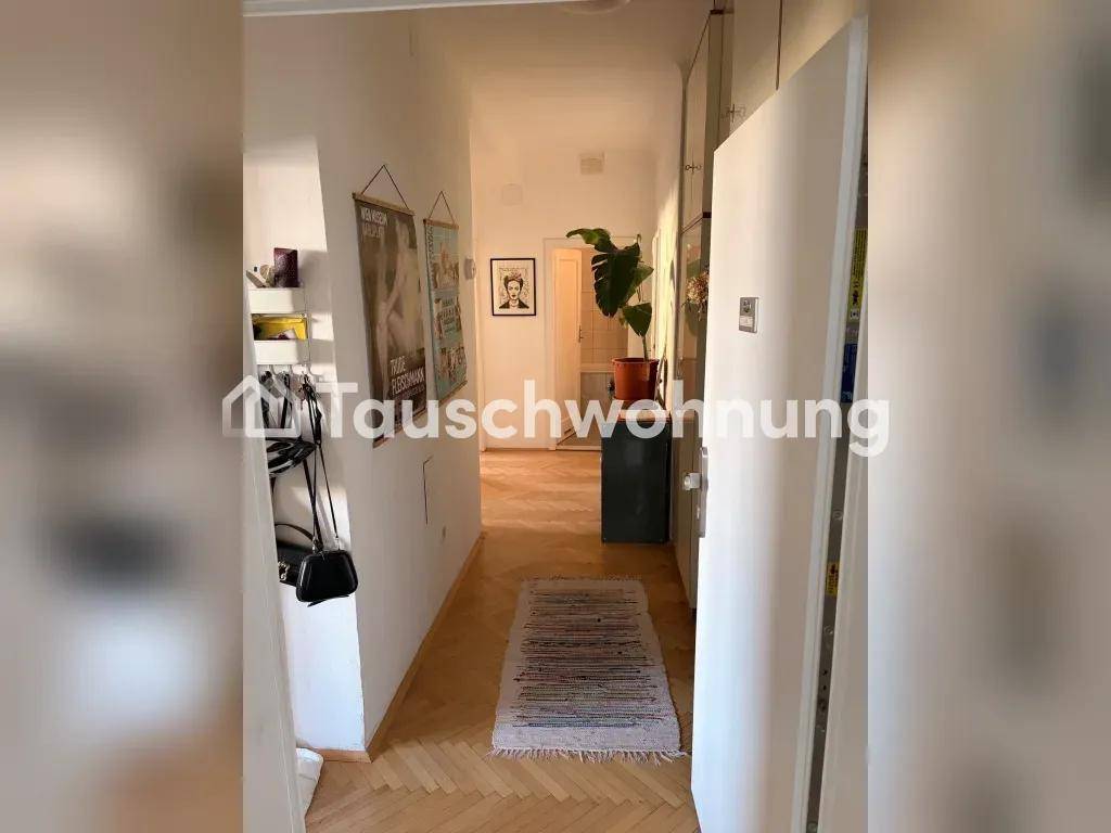Langer Flur mit hellem Fischgrätparkett und schlichter Wandgestaltung.