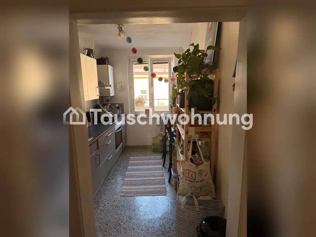 Schmale Küche mit weißen Schränken, Fenster und funktionaler Ausstattung.