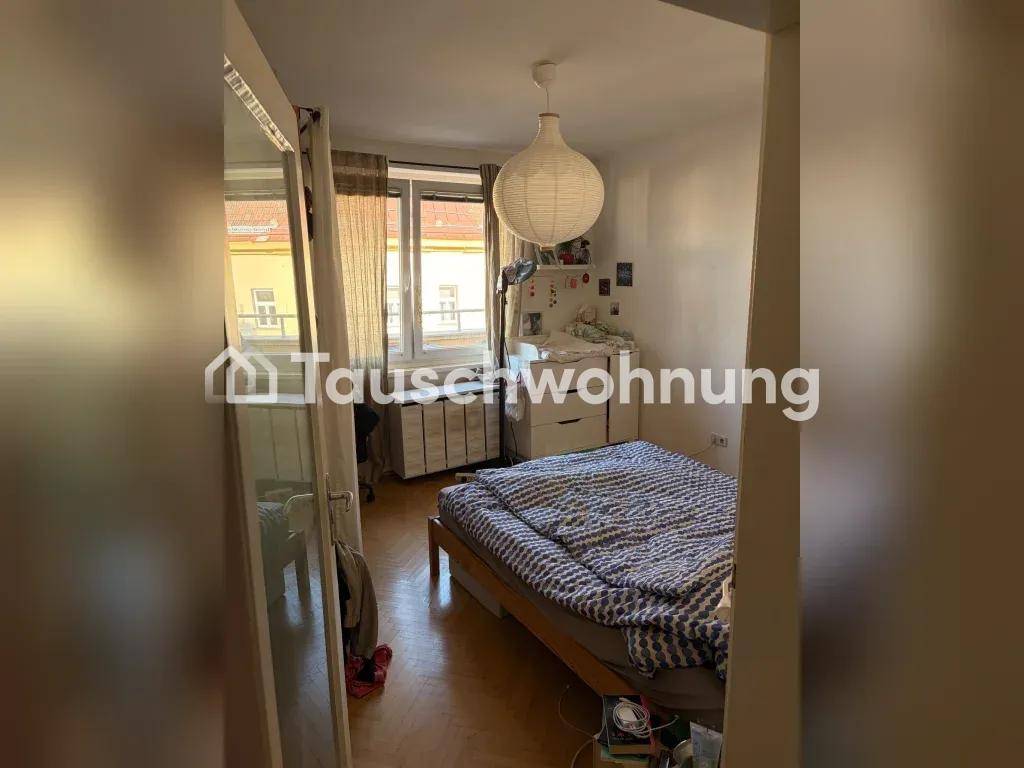Helles Schlafzimmer mit Fenster, Doppelbett und schlichtem Design, ideal für erholsame Nächte.