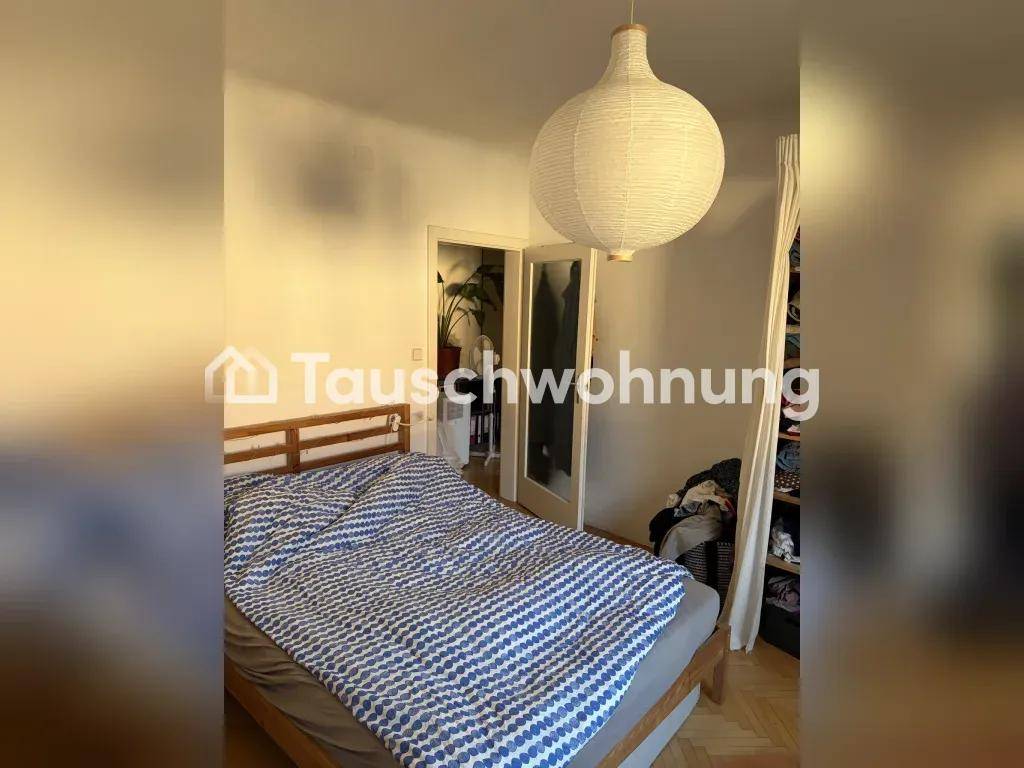 Gemütliches Schlafzimmer mit Doppelbett, hellem Parkettboden und Zugang zu einem weiteren Raum.