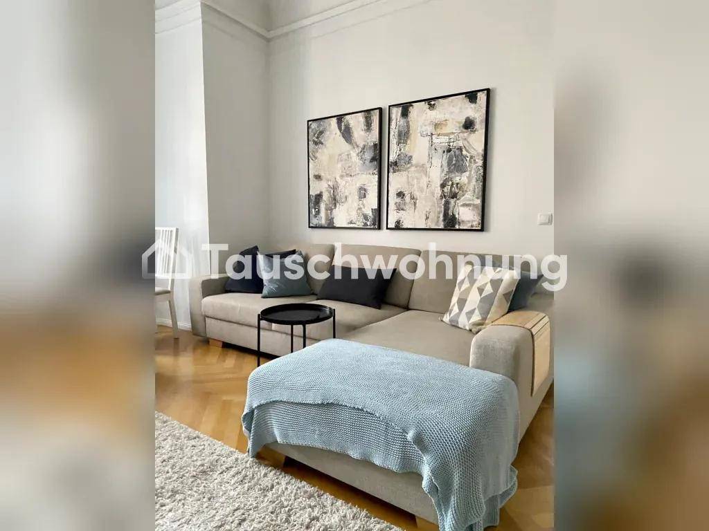 Geräumiges Wohnzimmer mit beigem Ecksofa, Teppich und moderner Kunst an der Wand.