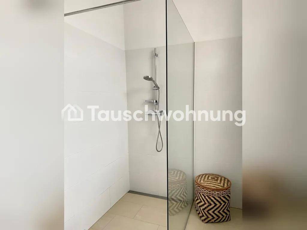 Modernes Badezimmer mit ebenerdiger Dusche und hellen Fliesen.