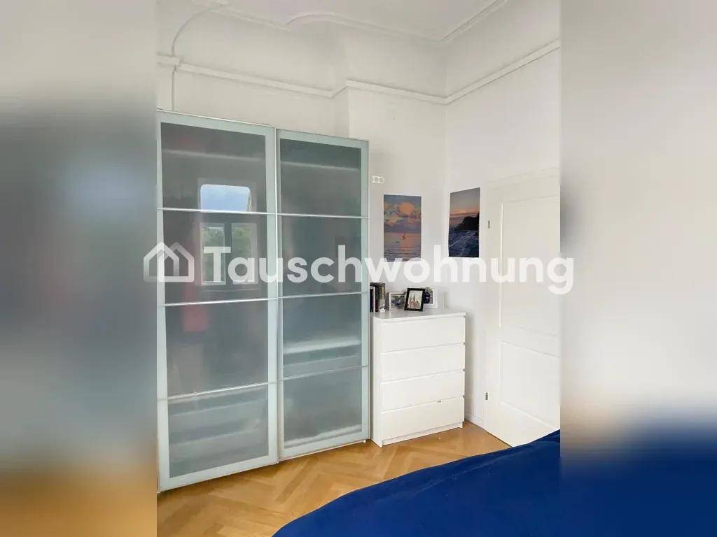 Schlafzimmer mit Kleiderschrank, Kommode und moderner Wanddekoration.