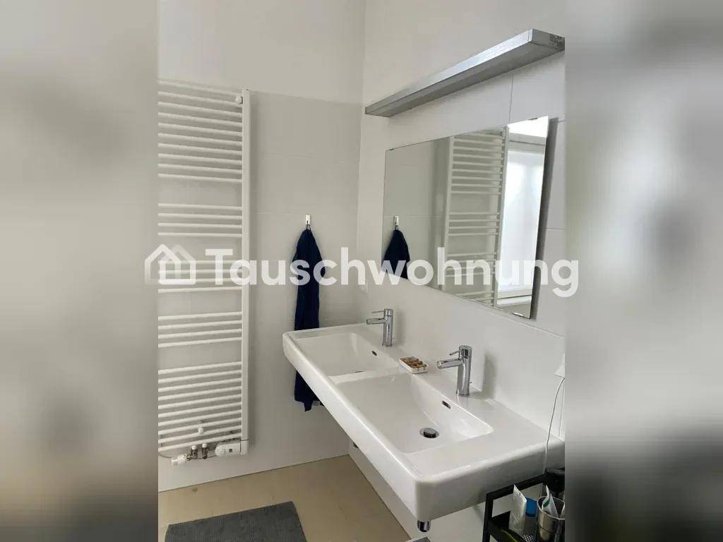 Modernes Badezimmer mit Doppelwaschbecken und beheiztem Handtuchhalter.