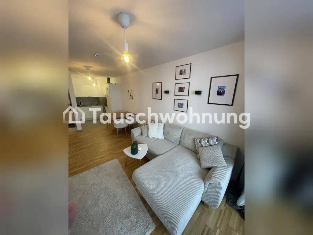 Heller Wohn-Essbereich mit beigem Ecksofa, Esstisch und Blick zur modernen Küche.