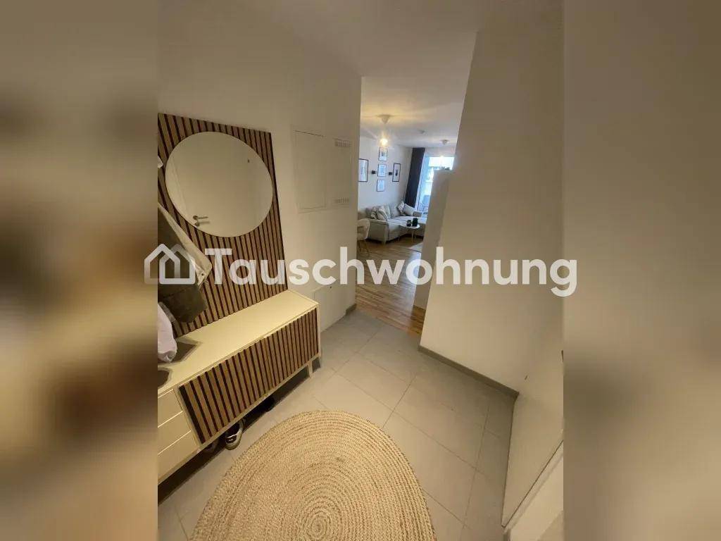 Freundlicher Flur mit Spiegel, Konsole und Blick in den angrenzenden Wohnbereich.