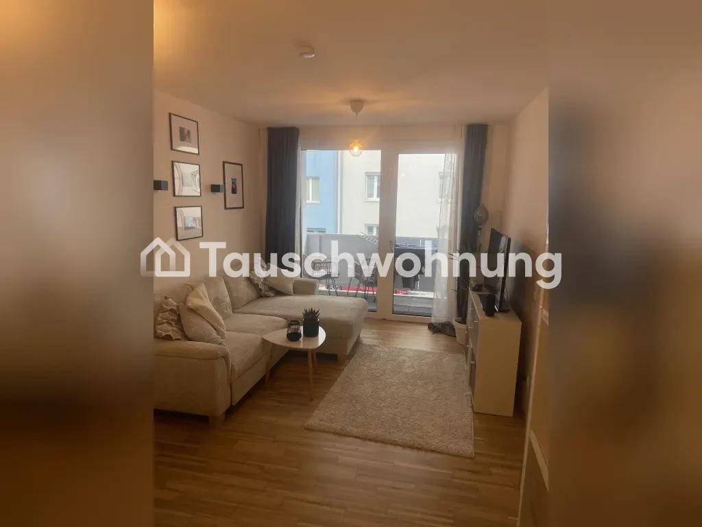 Gemütliches Wohnzimmer mit Ecksofa, Holzboden und direktem Zugang zum Balkon.